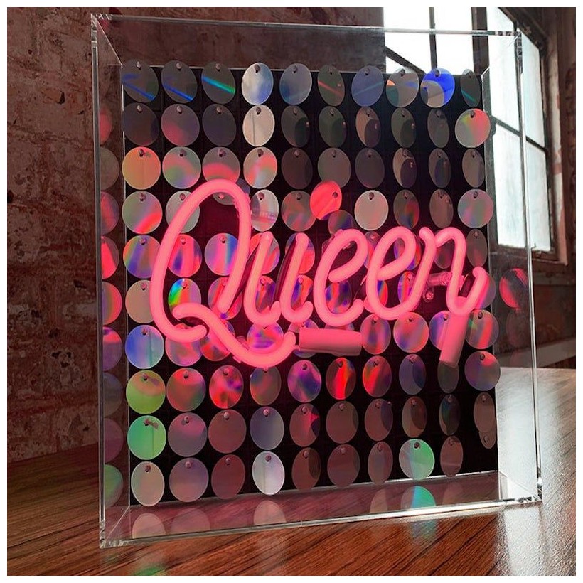 QUEEN NEON SIGN IN PINK