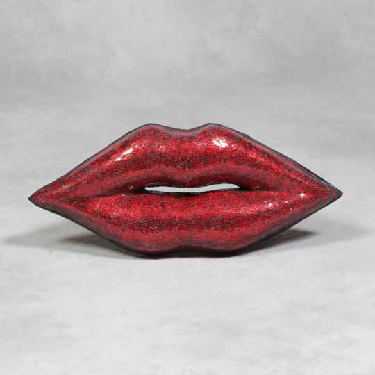 Large Retro Wall Lips at Smithers of Stamford