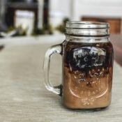 alt=“table runner tips decor”